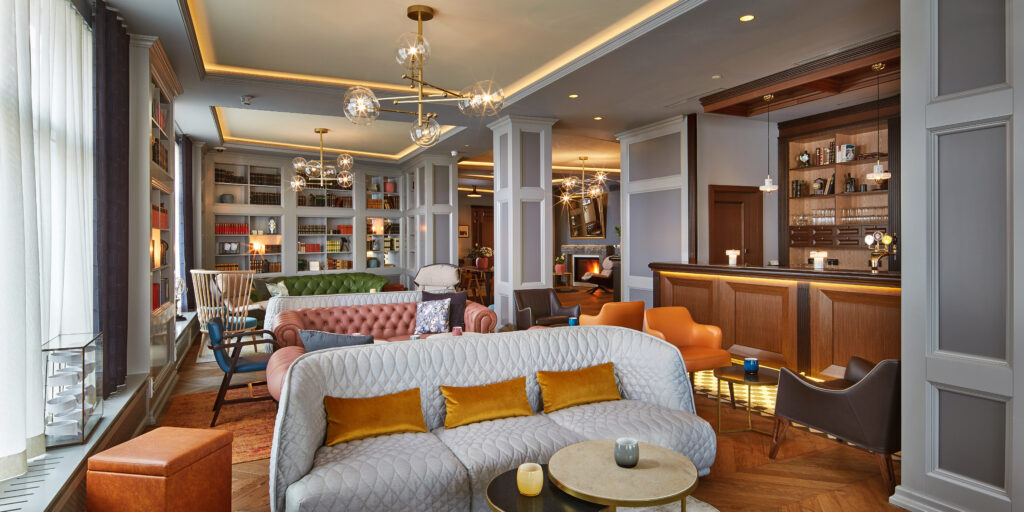 Bar & lounge area
